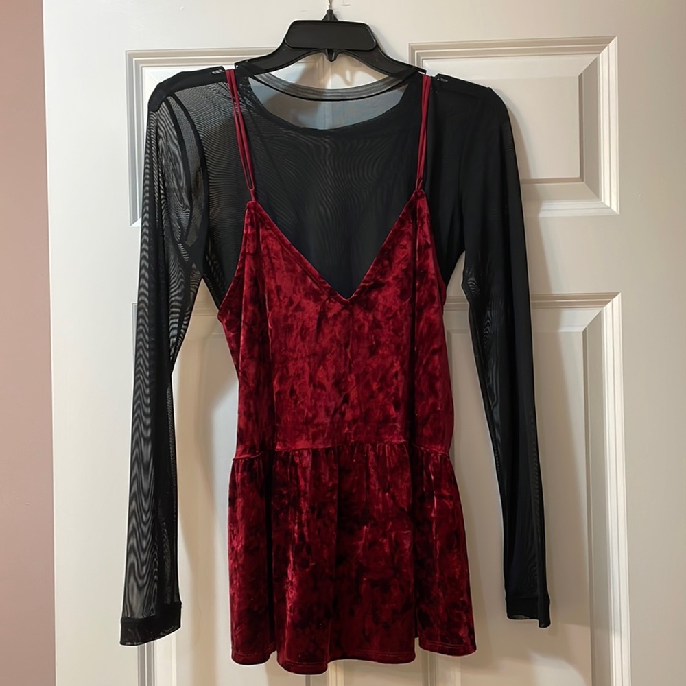 Harlowe & Graham size M two piece going out top